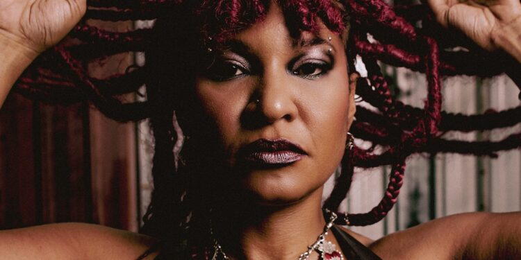 Larissa Luz amplifica 'fúria do tambor' com a energia do rock em 'Desmonte', álbum de alta voltagem ideológica