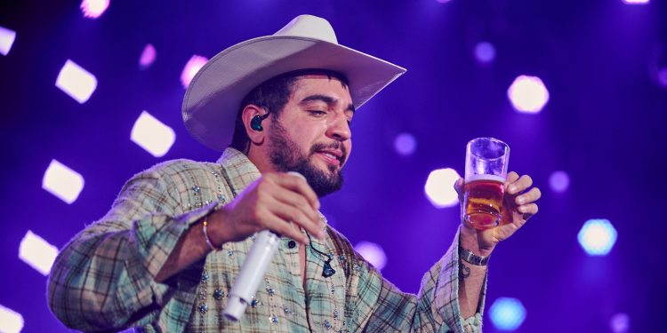 'Não conseguiu cantar de tão bêbado': como excesso de álcool nos palcos e bastidores afeta rotina dos artistas