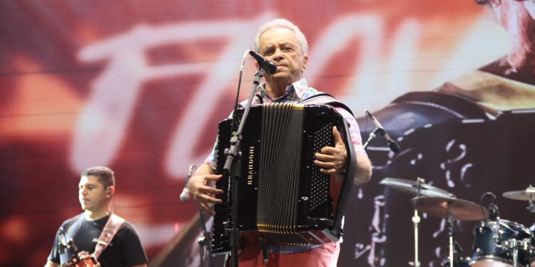 Cantores de forró criticam cachês, postura do público e espaço do sertanejo no São João do Nordeste
